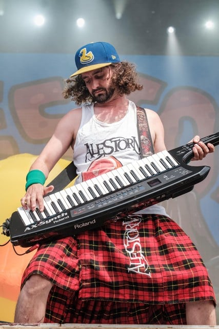 Christopher Bowes, de zanger van Alestorm. 