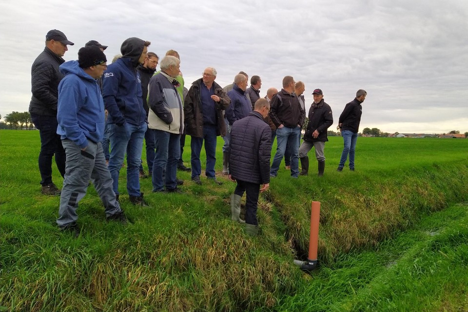 Landbouwers krijgen tekst en informatie van Boerennatuur over de peilgestuurde drainage. 