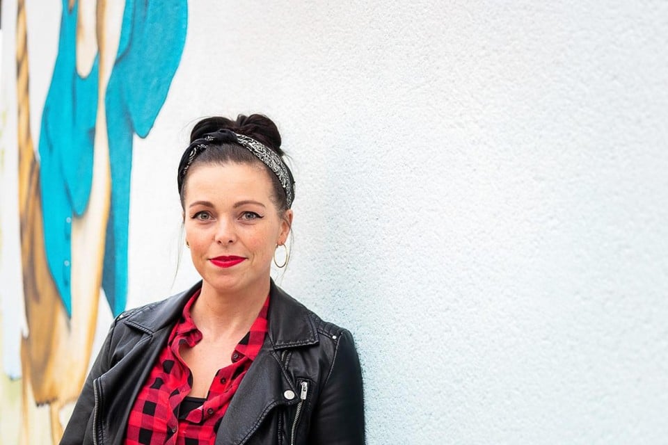 Femke Aubroeck nam zonder verwachtingen deel aan Dichter bij de Nete. Nu wordt ze voor twee jaar tot Heists dorpsdichter gekroond.