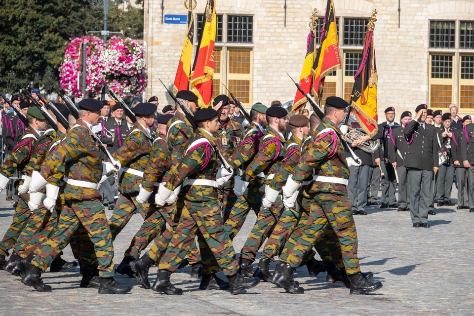 De bevelsovergave gebeurde met een ceremonie en militaire parade.