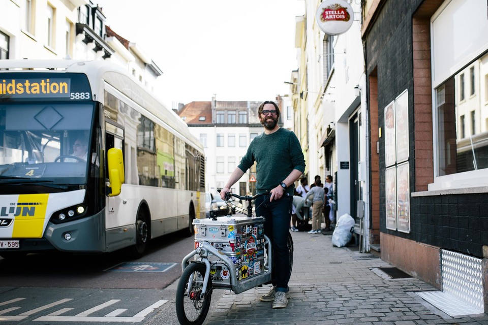 Stijn Wens rijdt met ons door de Rotterdamstraat, een fietsstraat waar ook bussen doorrijden. “Ronduit gevaarlijk.”  