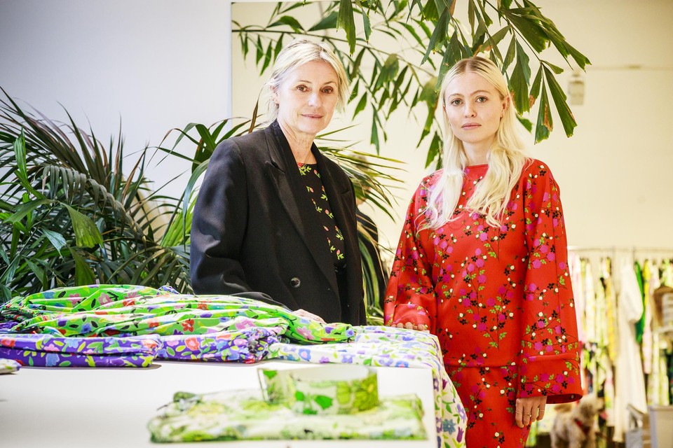 Charlotte en haar mama zijn als twee druppels water. “Doordat we beiden model staan voor onze collectie spreken we verschillende generaties aan.