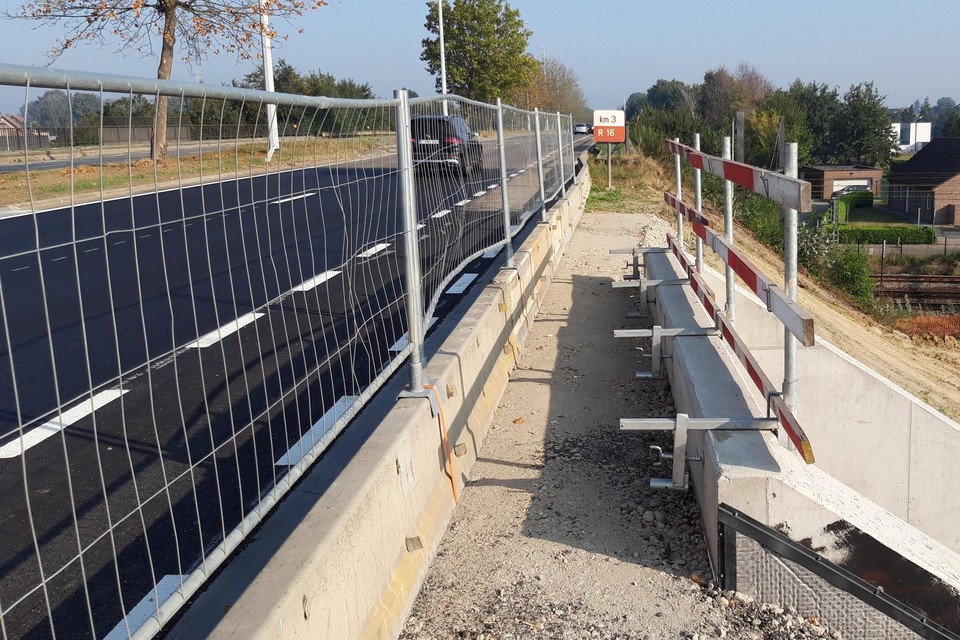 Het verkeer op de Ring moet over één rijstrook als de aannemer de definitieve vangrail plaatst.