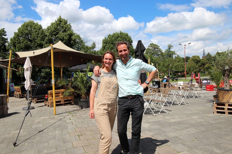 Laurence Sneyers en Philippe Van der Linden sluiten zondag hun zomerbar.