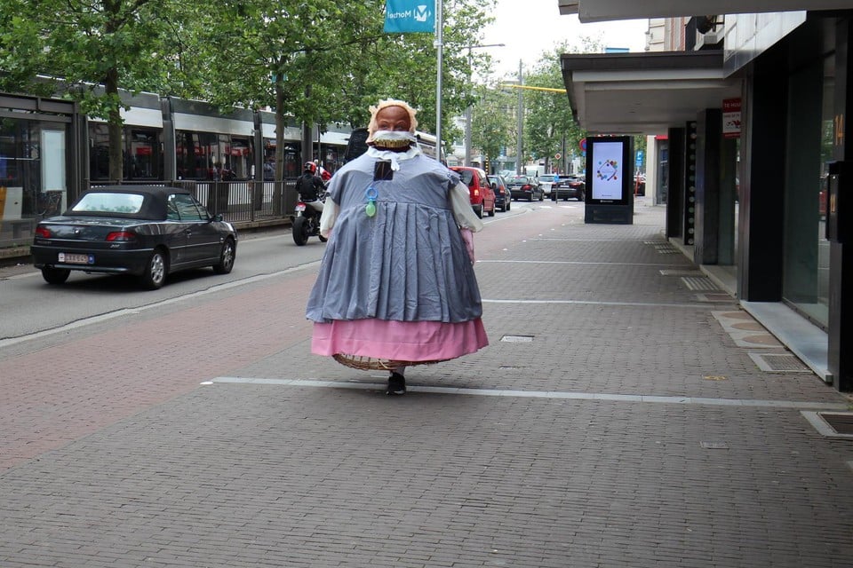 Reuzin Mayerke speelde verstoppertje in de stad. 