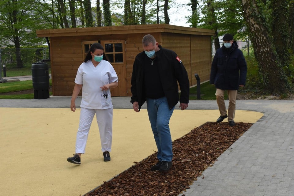 Veronique Luyten (adjunct-diensthoofd revalidatiecentrum Ziekenhuis Geel) en Covid-patiënten Gunter Keersmaekers en Erik Lathouwers testen de revalidatietuin al even uit.