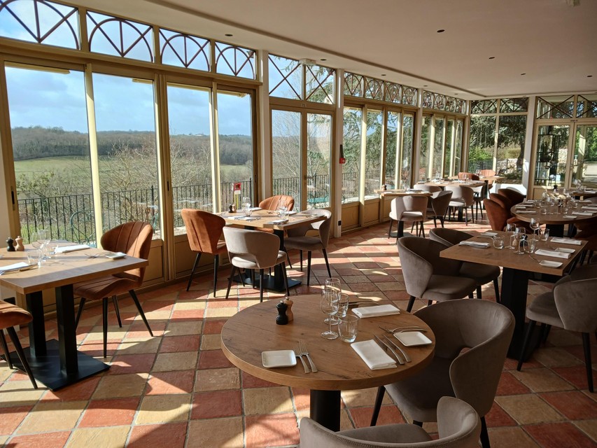 Vanuit het restaurant heb je een prachtig zicht op de vallei van de Dordogne.