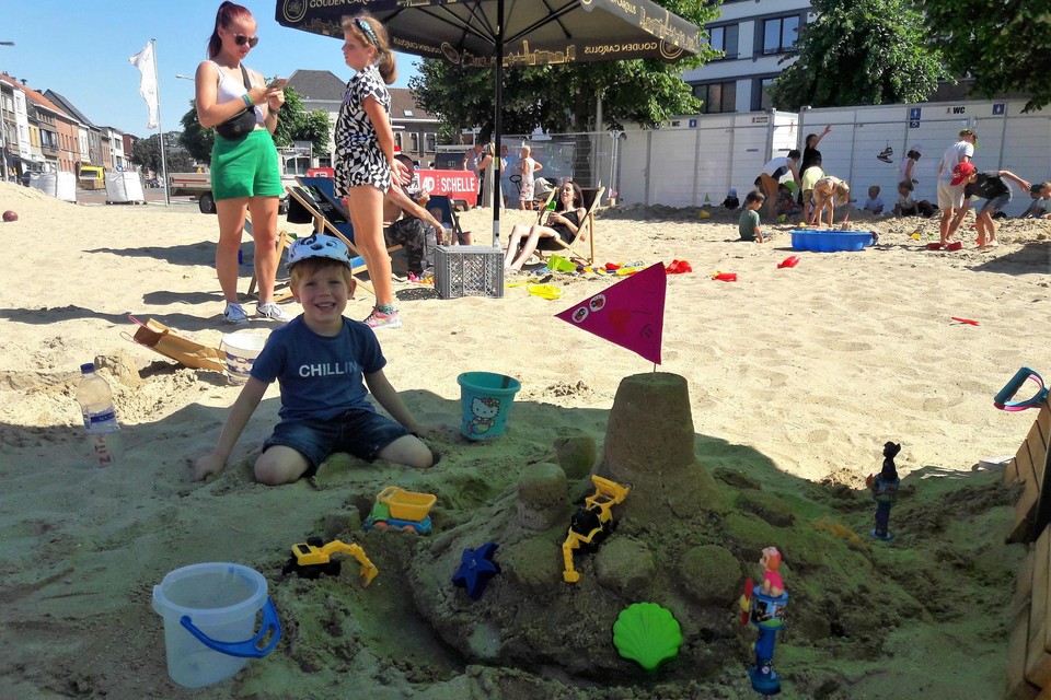De jarige Luca (5) toont trots zijn bouwwerk. 