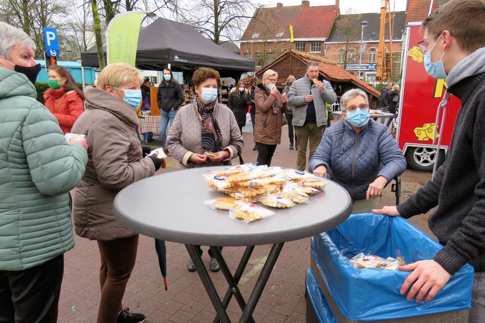 De bezoekers van de laatste markt van het jaar in Beerse kregen een voorverpakte wafel aangeboden. 