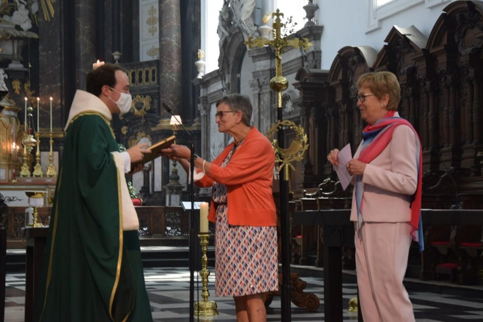 Elise en Hilda van de kerkploeg hadden een boek als geschenk voor kersvers priester Jef