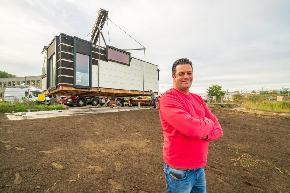 Gerrit Lekeu van Frituur Put aan zijn nieuw kraam op het Douaneplein. “We hopen dat onze klanten ons volgen”, zegt hij. 