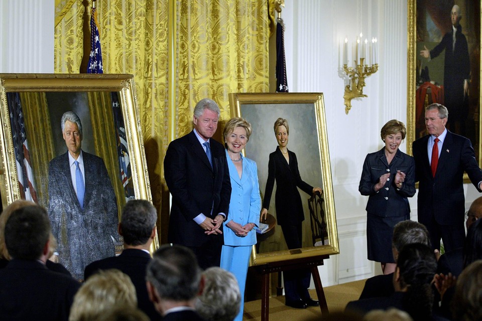 Bill en Hillary Clinton, in 2004 bij de onthulling van hun officiële portretten door toenmalig president George W. Bush.  