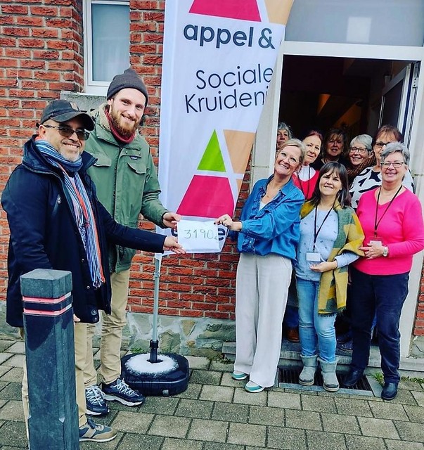 Dave Quirijnen en pastoor Alvi Vasquez bezorgen de opbrengst van De Gezelligste Tafel aan Chrisje Smet van Appel &amp; Ei.