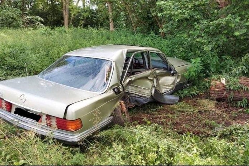 De auto crashte tijdens de achtervolging tegen een boom.