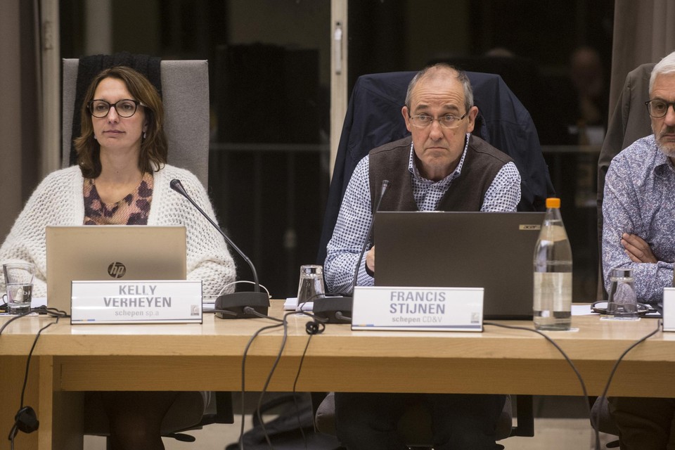 Schepen van Financiën Francis Stijnen licht het onderzoeksresultaat van het auditbureau toe.