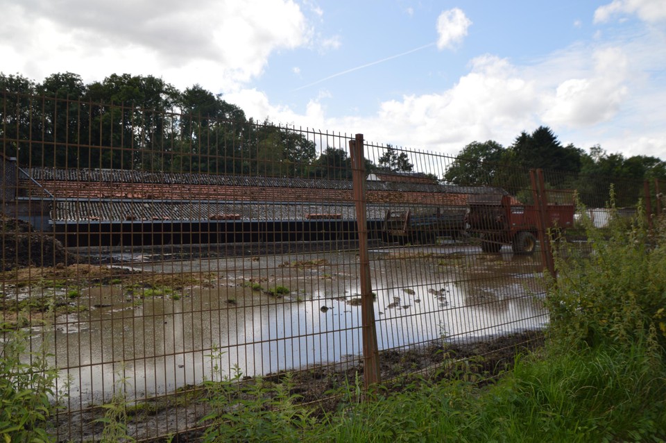 Een deel van het terrein naast de stallingen is nog steeds overstroomd.