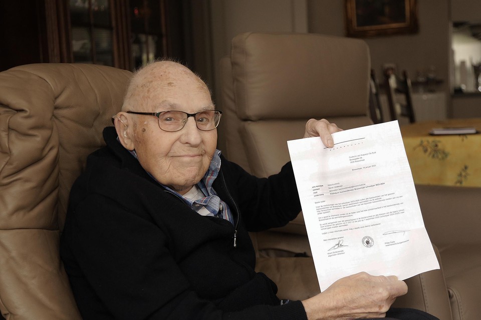 Gust De Reydt (101) met de brief van het gemeentebestuur.