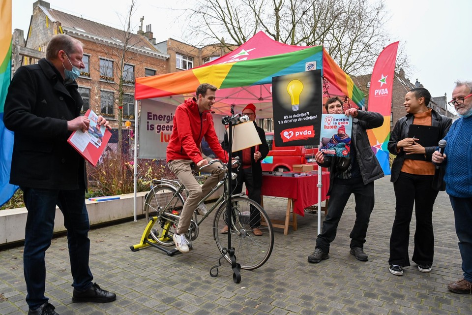 Vlaams parlementslid Jos D’Haese fietst het licht aan tijdens een actie van de PVDA. 