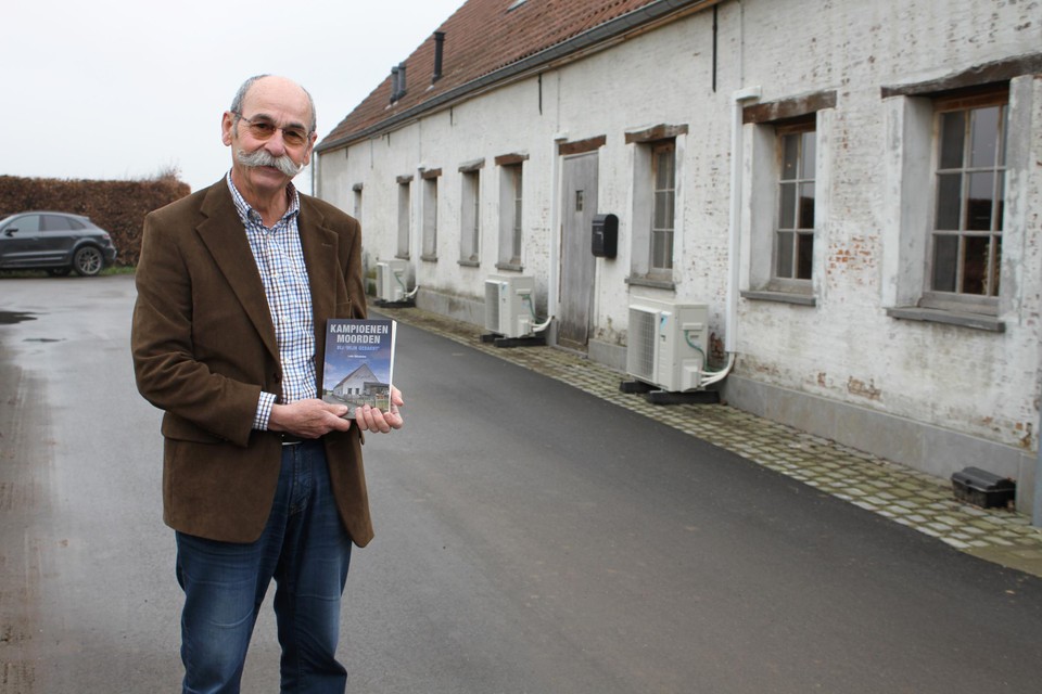 Ludo Geluykens staat bij Brasserie Mijn Gedacht. De brasserie speelt een belangrijke rol in zijn nieuwste roman.