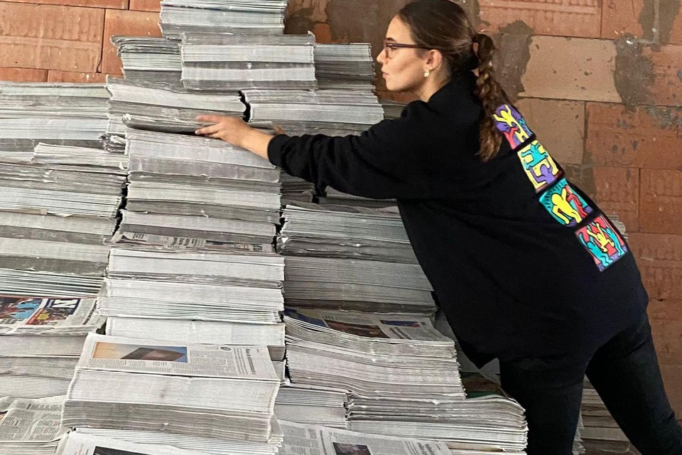 Voor haar werk Krantenkoppen ging Myriem aan de slag met 15.000 kranten. 