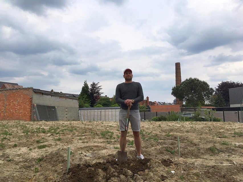 Voorzitter Jens Maes stak in de zomer van 2020 symbolisch de eerste spade in de grond voor de bouw van de eigen zaal. 
