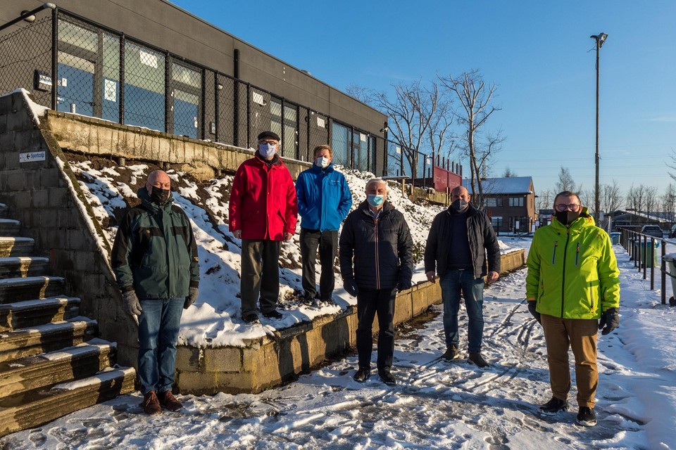 Voetbalclub Schelle Sport gaat verbouwen. Het terras wordt uitgebreid zodat onder het terras extra kleedruimte kunnen komen. Op de foto onder meer burgemeester Rob Mennes (midden) en voorzitter Yves S’Jongers (tweede van rechts.