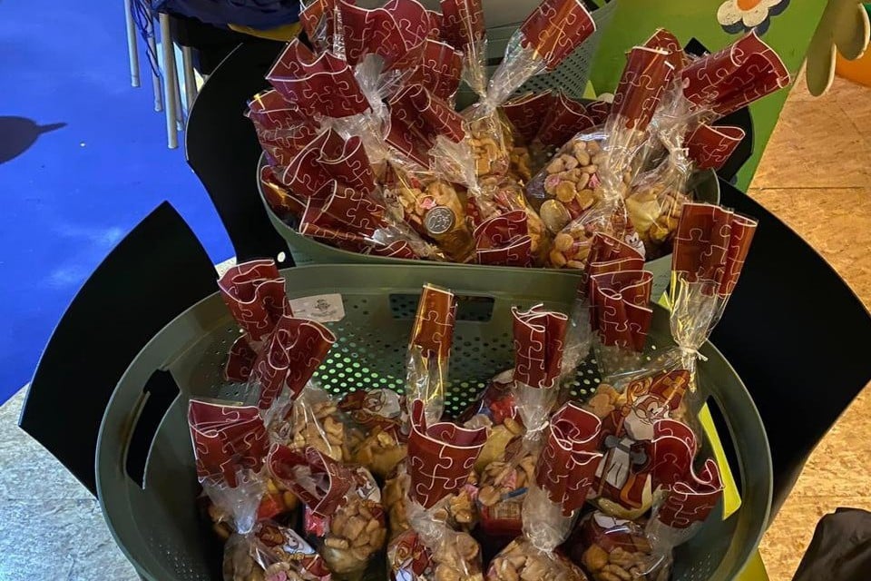 Deze snoepzakjes stonden klaar voor de kindjes die zondag in Jobland naar het grote sinterklaasfeest zouden komen. 