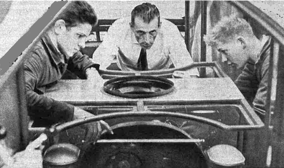 Bedenker Dejoncker (midden) en twee toenmalige leerlingen van de Geelse vakschool buigen zich over de vliegende schotel. 