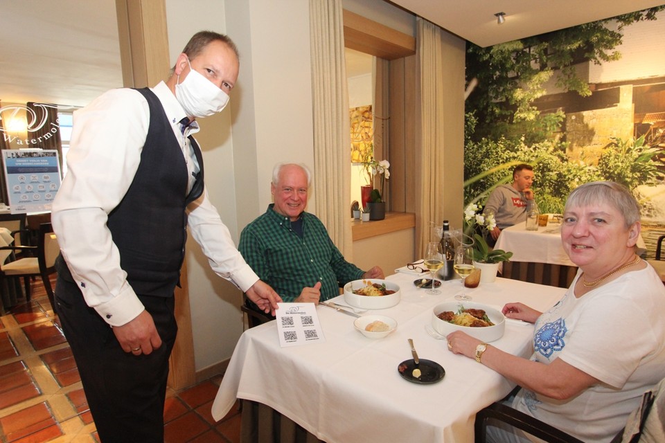 Marc en Sonja werden verwelkomd door gastheer Toon Biermans mét mondmasker. 