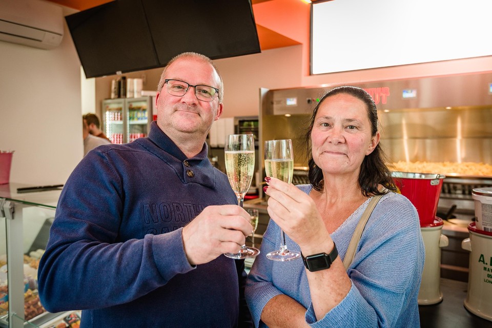 Vaste klanten Ernie en Nancy waren de eerste klanten van het vernieuwde Frituur Put.
