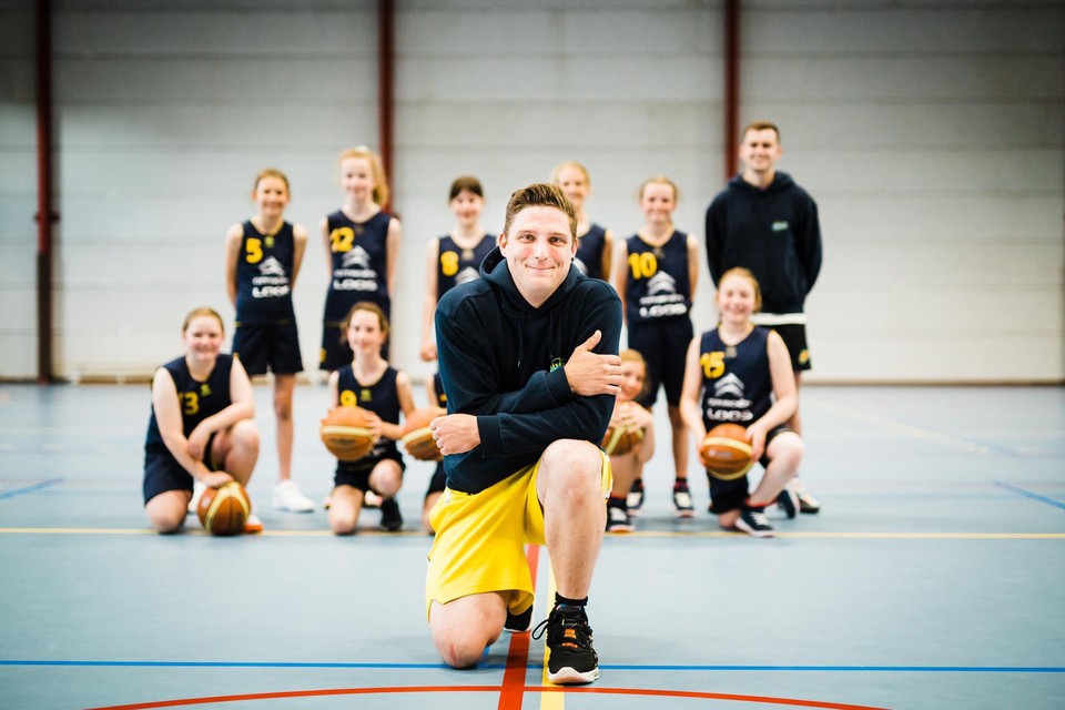 De meisjes van Esbac met coach Ken Suy.