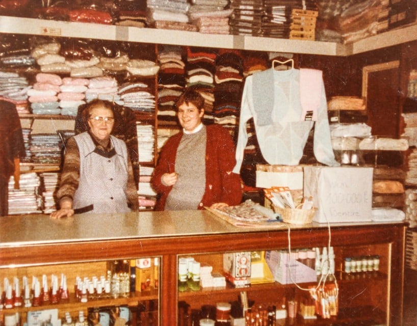 Ingrid (rechts) naast Margriet, bekend als de zus van Rik van de Frits, bij de overname in 1982.