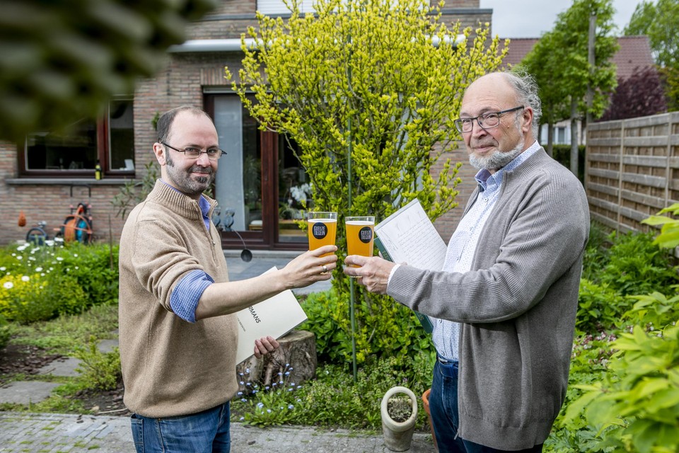 Ewout Fransen en Stan Michielsen klinken op een succesvol stamboomonderzoek.
