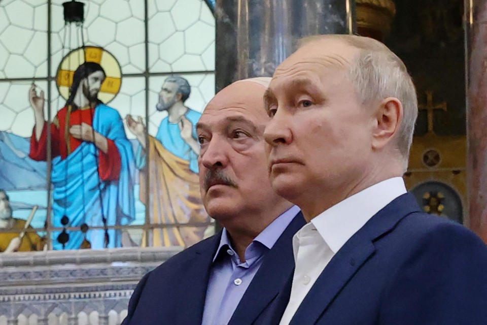Wit-Russisch Aleksandr Loekasjenko met zijn Russische collega Vladimir Poetin, tijdens een bezoek aan Sint-Petersburg in de zomer van vorig jaar.