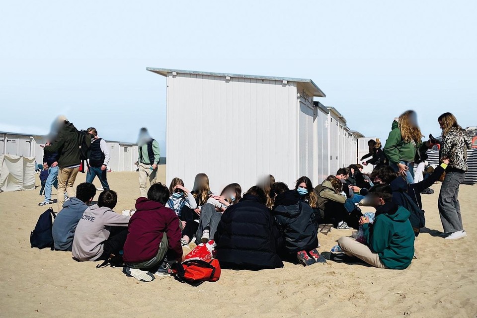 Vrijdag troepten tientallen jongeren (weer) samen op de dijk en op het strand van Knokke. Volgens de politie zijn veel van hen kinderen van rijke tweedeverblijvers.