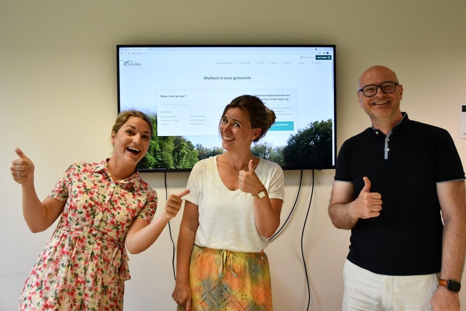 Florence Myncke en Katrien Dierckx van de gemeentelijke communicatiedienst en burgemeester Dirk Bauwens: terecht trots op deze nieuwe stap in de digitale dienstverlening voor de Schildenaren.