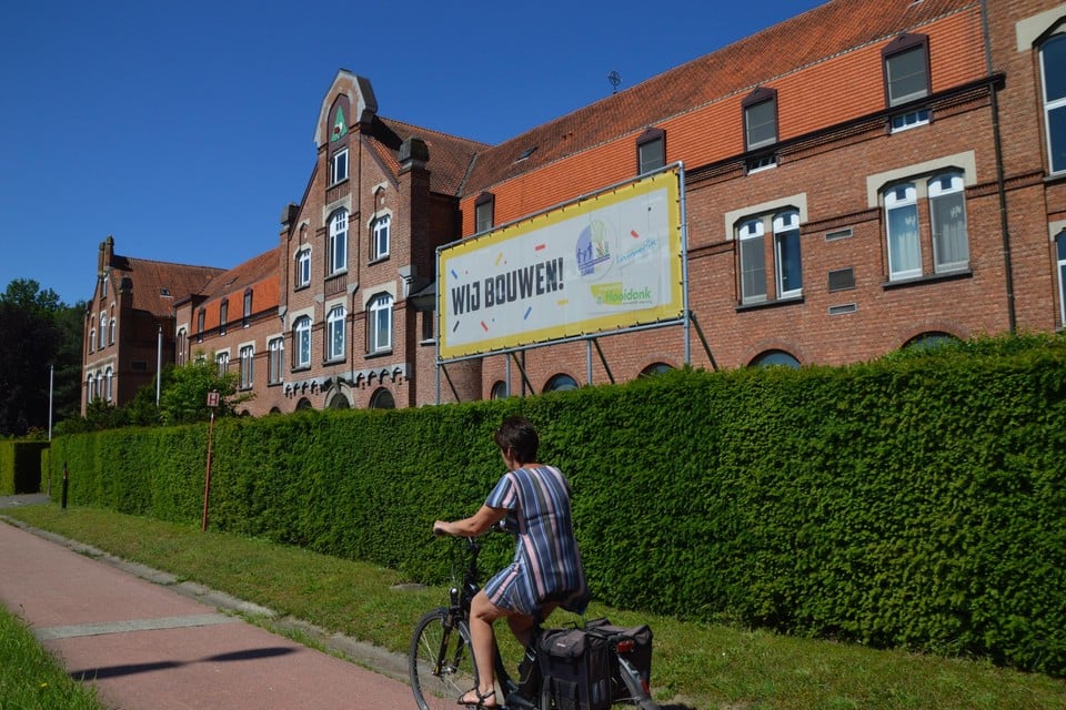 ‘Wij bouwen’ hangt al twee jaar tegen de Langestraat voor Hooidonk. Maar nu wordt alles concreter.