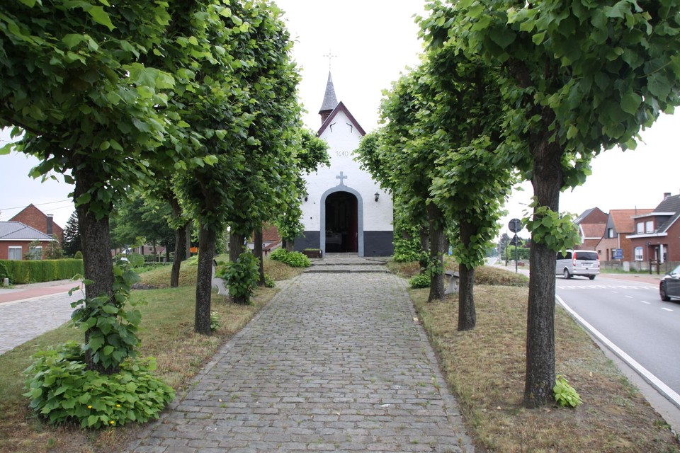 De kapel staat vlak bij het gelijknamige kruispunt.  