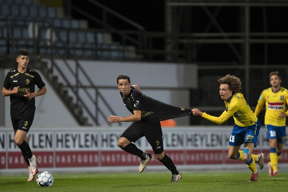 Maxim De Cuyper (rechts) van Westerlo probeert Jonathan Hendrickx op niet echt geoorloofde wijze af te stoppen in de derby van zaterdag tussen Westerlo en Lierse Kempenzonen.