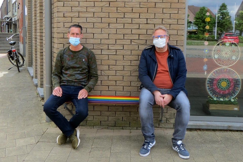 Schepen Bart Michiels (rechts) gaat op de kleurrijke gevelbank het gesprek over homofobie aan met Gert Mannaerts.