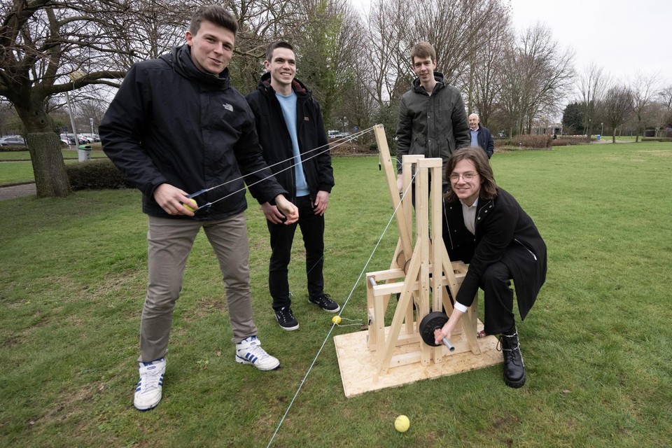 Deze houten trebuchet is nog maar het prototype, uiteindelijk moet er een metershoge metalen constructie komen om pompoenen weg te slingeren.