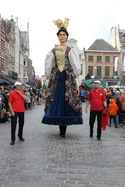 De Reuzin met haar nieuwe jurk, ontworpen door Dries Van Noten. 