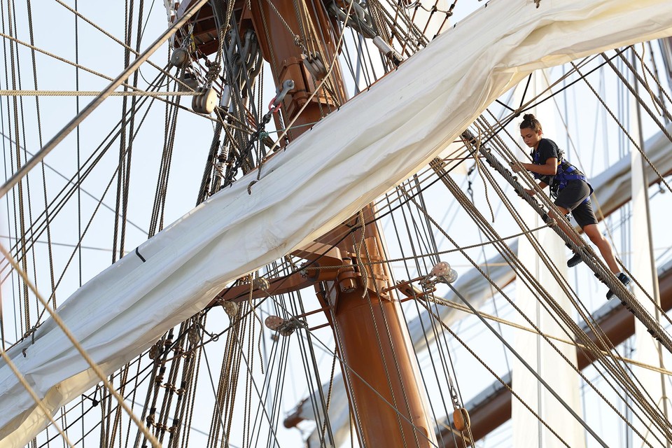 De zeilen van de Sea Cloud Spirit wordt nog op een traditionele manier opgetuigd.