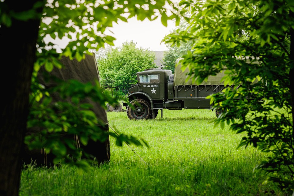 Er komen tal van originele voertuigen uit de Tweede Wereldoorlog naar het terrein.