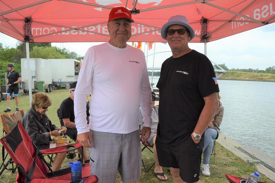 Vorig jaar piloot Randy Davis en ‘observer’ Dennis Hall uit Californië tijdens hun middagpicknick. Ook dit jaar worden Amerikanen verwacht.