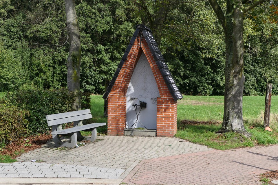 De kapel in Kemzeke staat er maar troosteloos bij na de diefstal 