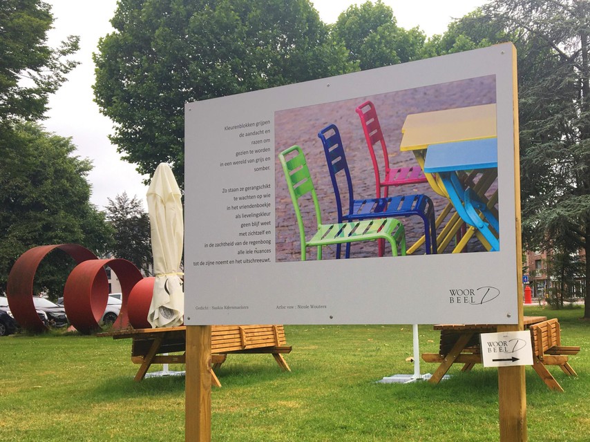 Alle borden en banners zijn vrij te bezichtigen op de parking en in de tuin van campus De Vrijheid van het WZGA-rusthuis.