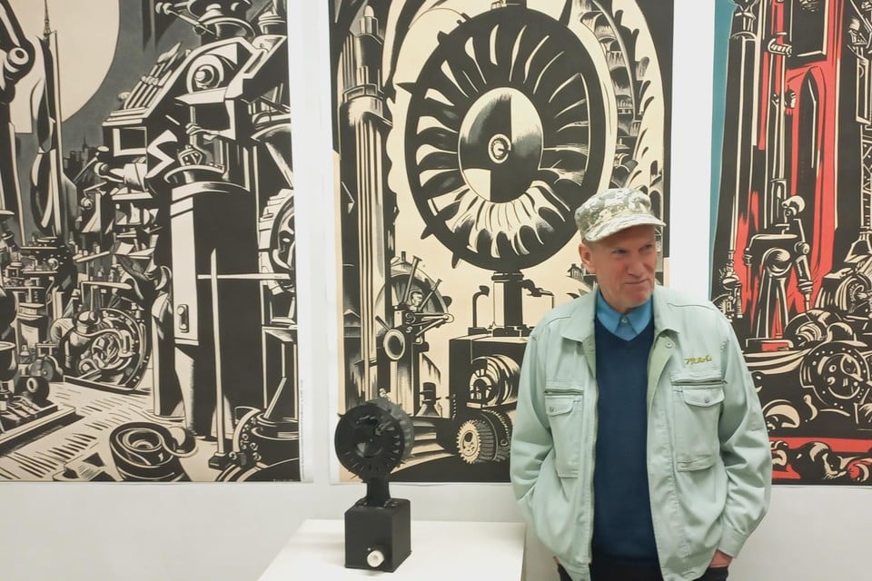 Danny Devos in galerie S&amp;S bij ‘artificiële’ prenten van Masereel en de machine ‘Marteau Pilon’.
