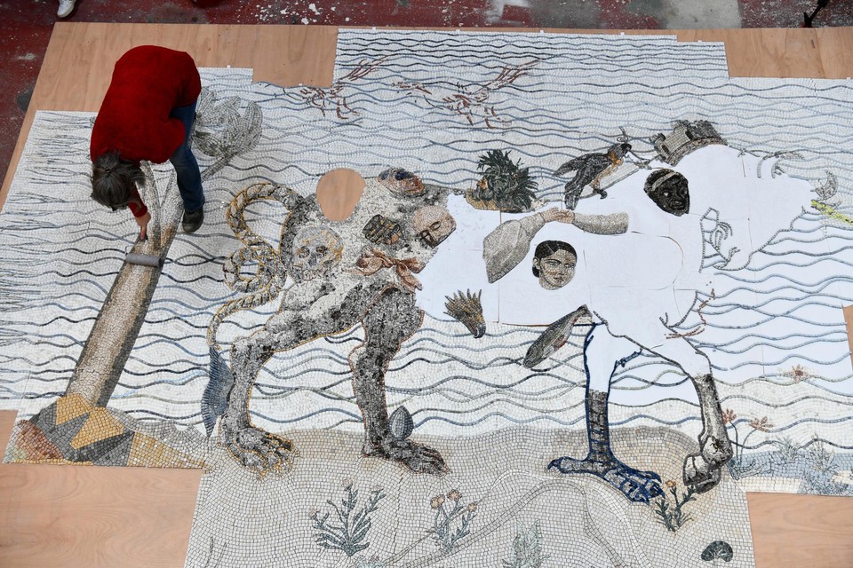 Een stuk van de 25 meter lange mozaïek begint vorm te krijgen. U kunt er elementen in terugzien van schilderijen van de collectie van het KMSKA. 