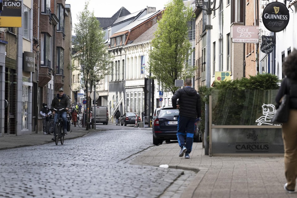 Over twee jaar zouden de kasseien in de Otterstraat verdwenen moeten zijn.
